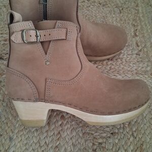 No. 6 Tan Leather Clogs
